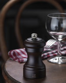 Moulin à poivre Peugeot Bistro chocolat 10 cm, bois de hêtre et mécanisme acier.