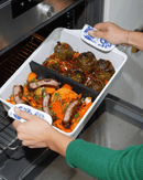 Plat ajustable Cookut en teinte polaire, avec séparateur breveté pour personnaliser la taille de vos plats.

