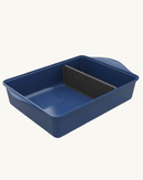 Plat universel Cookut en teinte myrtille, idéal pour gratins, gâteaux, et plus, avec un séparateur breveté.

