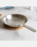 Poêle basse Cristel Castel’Pro en inox 5-ply finition miroir avec poignée rivetée.
