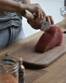 Santoku 5000 MCD Miyabi Decoupe sur planche en bois