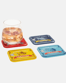 Set de 4 sous-verres en plastique Balvi Conserverie aux illustrations rétro amusantes de sardines, calamars, anchois et crevettes.