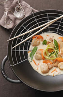 Wok induction STAUB 37 cm – fonte émaillée, couvercle verre & grille (Fabriqué en France)