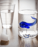 Bouteille en verre baleine bleu de Balvi, design ludique et écologique pour vos boissons