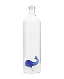 Bouteille en verre baleine bleu de Balvi, design ludique et écologique pour vos boissons