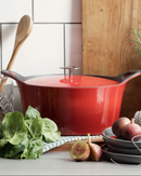 Une cocotte ovale rouge parfaite pour les plats mijotés et les rôtis gourmands. 