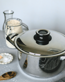 Découvrez le Faitout Ecovitam de Warmcook, un ustensile de cuisine innovant, idéal pour une cuisson douce et à basse température. Fabriqué en inox 18/10 de haute qualité, ce faitout préserve les nutriments et les saveurs naturelles des aliments, sans ajout de matières grasses ni d'eau. Son fond thermo-diffuseur de 11 mm garantit une cuisson homogène, tout en économisant de l'énergie. Disponible en plusieurs tailles, il convient à toutes les familles, des repas en solo aux grandes tablées.