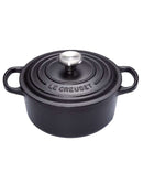 Cocotte en fonte ronde noir mat Le Creuset, idéale pour une cuisson homogène et douce de plats mijotés.
