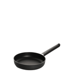  Poêle EcoLite Woll en utilisation, avec une cuisson sans graisse grâce à son revêtement anti-adhésif écologique.