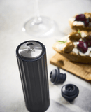Pompe à vide électrique Preserve de Peugeot pour préserver les vins ouverts, design moderne, facile à utiliser, idéale pour conserver les arômes et la fraîcheur des bouteilles.