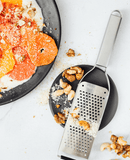 Râpe Gros Grains Microplane Professional, conçue en acier inoxydable pour râper rapidement fromage, chocolat et légumes avec précision. Ustensile indispensable pour les chefs amateurs et professionnels.

