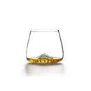 Verre à whisky TOPOGRAPHIC d'Alaskan Maker avec whisky doré à l'intérieur sur fond blanc.