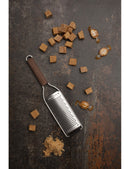 Râpe à gros grains Microplane avec manche en bois, idéale pour râper des fromages et des fruits.