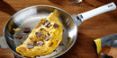 Poêle inox Casteline transformée en plat à four, idéale pour cuisiner des recettes salées ou sucrées, avec finition brillant miroir et technologie Multiply trilaminé.