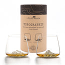 Coffret cadeau contenant deux verres design topographiques, prêt à offrir.